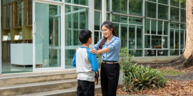 Anne, okul için heyecanlanan oğluna sevgisini gösterir. Bu an, çocuk gelişiminde duygusal bakımın önemini vurguluyor..