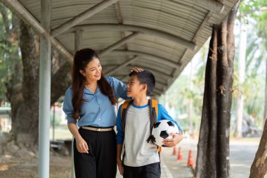 Bir anne oğluyla sevgiyle sohbet eder, futbol hakkında heyecanlanır, okula giderken pozitif bir deneyim paylaşır..