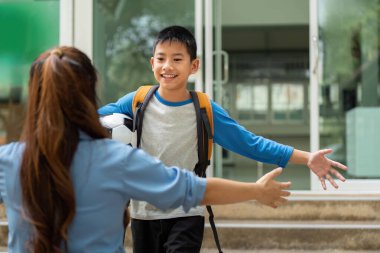 Eve dönüş sevinci, elinde futbol topu olan genç bir çocuğun okuldan sonra annesine kollarını açması kadar aşikar..