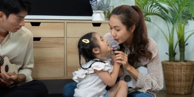 Bir anne ve kızın mikrofona şarkı söyleyip müziğin tadını çıkarması ve rahat yuvalarında kalıcı anılar yaratması çok iç açıcı bir sahneydi..