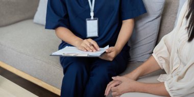 Bakıcı hastayla iletişim kurar, notlar alır ve hastaların sağlık ihtiyaçlarının anlaşılmasını sağlar..