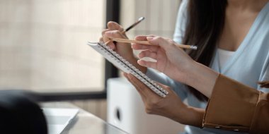 Öğrenciler fikir alışverişinde bulunuyor, notlar alıyor, ve birlikte beyin fırtınası yapıyorlar, işbirlikçi öğrenmenin özünü sergiliyorlar..