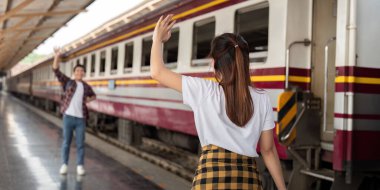 Tren hareket ederken, birbirine el sallar, sevgi dolu gülümsemeler verir, vedaların acı tatlı anını yakalar.