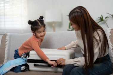 Bir anne ve kızı bir bavulla oynarken seyahat fikirlerini keyifle keşfediyor, yaklaşan yolculukları hakkında heyecan ve merakı körüklüyor..