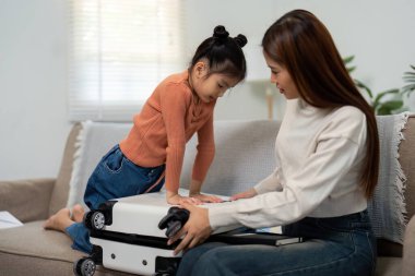 Yolculuklarını planlamanın heyecanı anne ve kızın toplanma, takım çalışmasının altını çizme ve sevinç anlarında bir araya gelmesiyle canlanır..