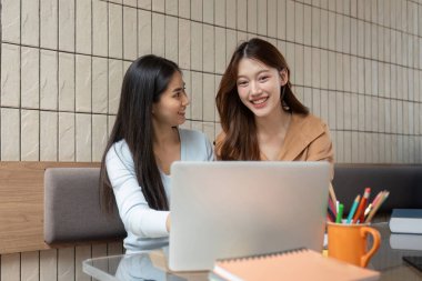 Öğrenciler, yaklaşan sınava hazırlanırken bilgi alışverişi ve işbirliği için canlı bir ortam yaratarak fikir ve içgörüyü paylaşıyorlar..