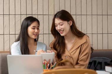 Davetkar bir kafede, bu öğrenciler yaratıcı anlayışlarını ve pratik bilgilerini paylaşıyorlar, ders çalışmalarını hem eğlenceli hem de bilgilendirici hale getiriyorlar..