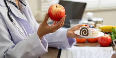 Bir doktor besleyici gıdalarla tatlılar arasında zıtlık kurar. Hastalarıyla daha sağlıklı beslenme kararları verme konusunda anlamlı bir konuşma yapar..