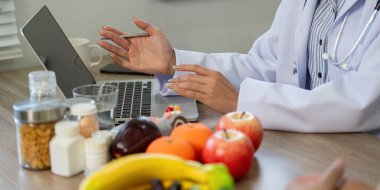 Tıbbi uzmanlar beslenme hakkında görüşlerini paylaşırken, danışma sırasında meyveleri de görsel araç olarak kullanırlar..