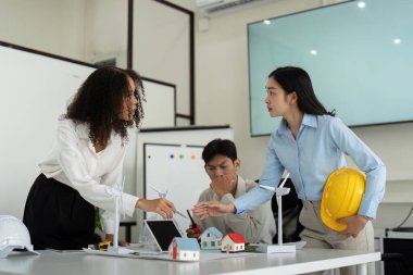 Ekip sürdürülebilir planlama zorluklarını ele alıyor, tasarımlarında çevre dostu girişimler ve yenilikçi teknolojileri vurgulayan kavramları ve modelleri gözden geçiriyor.