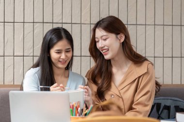 Sıcak bir kafede, iki arkadaş çalışırlarken keyifli bir anı paylaşır, birlikte zamanlarının çoğunu geçirirken aynı zamanda takım çalışmasıyla anlayışlarını geliştirirler..