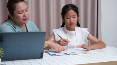 Genç kız okuldan ayrılmadan önce öğretmen tarafından verilen ödevi tamamlamak için annesinden yardım ister. Evde eğitim, destek ve ebeveyn-çocuk ilişkisi kavramı.