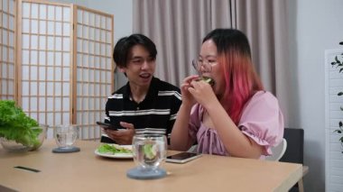 Sevgi dolu çift yemeklerini paylaşıyor ve evde kaliteli zaman geçiriyorlar. Sıcak, rahat bir ortamda bağlanma, aşk ve günlük birliktelik kavramı.