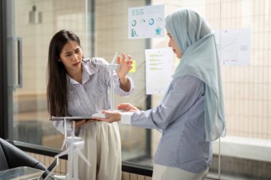 ESG odaklı tartışmaların ortasında, iki kadın sürdürülebilir kalkınmaya olan bağlılıklarını göstermek için yenilenebilir enerji modelleri üzerinde işbirliği yapıyor.