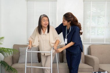 Şefkatli bir yaklaşımla, bakıcı yaşlı bir kadına yürüteç kullanarak yardım eder, bağımsızlık ve hareketliliği teşvik eder ve onun konforunu sağlar..