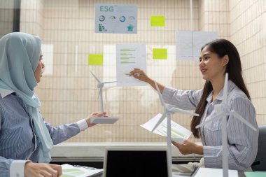 İşbirlikçi bir toplantıda, profesyoneller ESG 'nin savunuculuğunu tartışırken sürdürülebilir enerji çözümleri sunarak, daha yeşil bir geleceği teşvik ediyorlar..