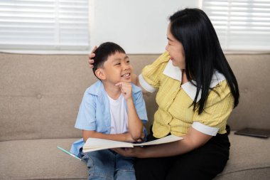 Bir anne ve oğlu arasındaki eğlenceli bir etkileşim. Çalışma saatlerinde gülüşmeleri, bağlarını güçlendirmeleri..