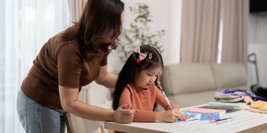 Anne resim yaparken kızına destek olur, okula hazırlanırken yaratıcılığı ve öğrenmeyi teşvik eder..