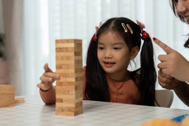 Bir istifleme oyununda oynayan genç bir kız annesinin rehberliği ile yeteneklerini geliştirmeyi ve odaklanmayı öğreniyor. Neşeli ortam öğrenme sevgisi uyandırıyor..