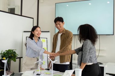 İş yerinde sürdürülebilir ve yenilikçi ESG projelerine yönelik birlik ve bağlılığı sembolize eden çeşitli profesyoneller grubu.