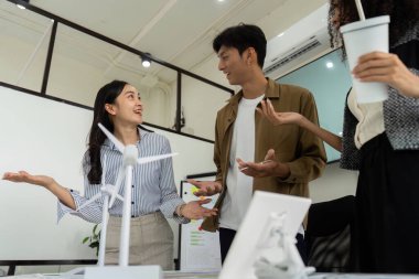 Çeşitli bir ekip, modern bir çalışma alanında sürdürülebilirlik ve çevre dostu projeler hakkında canlı bir tartışmaya girişerek birlik ve amaç sergilediler..