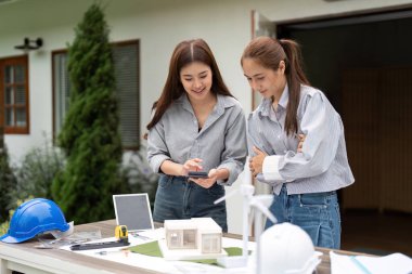İki profesyonel sürdürülebilir tasarım, çevre dostu yapı modelleri ve yenilenebilir enerji entegrasyonu planları hakkında anlamlı bir tartışmaya girişti..