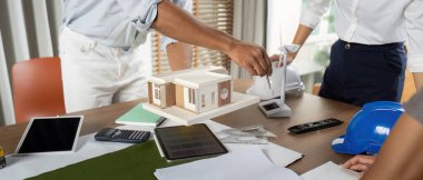 İş yerlerinde çalışan mühendisler, sürdürülebilirlik odaklı yüksek teknoloji araçları ve modeller kullanarak yenilikçi proje tasarımlarını ustalıkla tamamlıyorlar..