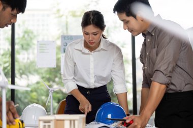 Mühendisler, sürdürülebilir yapı uygulamalarını sağlamak, takım çalışmalarını ve yenilikleri teşvik etmek amacıyla mimari modelleri gözden geçiriyorlar.