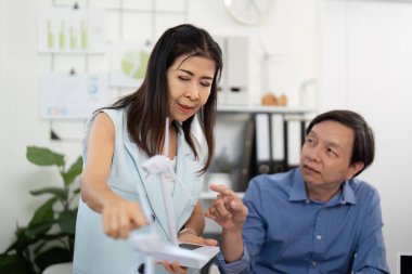 ESG projelerini tartışarak sürdürülebilirliği ele alan iki profesyonel, yeşil girişimlere ve takım çalışmasına olan bağlılıklarını gösteriyor.