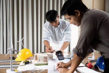 Mühendisler, işbirlikçi bir çalışma alanında planlar ve modeller üzerinde çalışırken yenilikçi sürdürülebilir tasarımlar yaratmaya odaklanırlar..