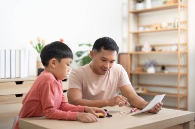 Bir baba oğluna farklı bilim projelerini öğretir, öğrenme ve keşfetme sevincini ön plana çıkarır..