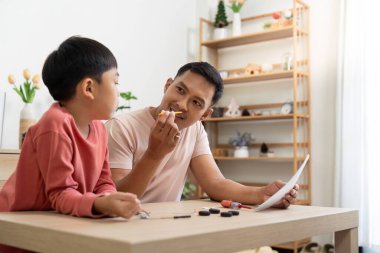 Bir baba, evdeki yaratıcı öğrenme deneyimi yoluyla oğluna akıl hocalığı yapar. Keşif ve takım çalışmasını desteklemek için pratik faaliyetler yapar..