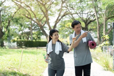 Son sınıf bir çift parkta birlikte yürüyüşten zevk alıyor, sağlık çalışmaları yapıyor ve ortak sağlık aktiviteleri aracılığıyla iletişim kuruyor..
