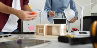 Mühendisler kendi tasarımlarında sürdürülebilir mimari, rüzgar türbinleri ve akıllı teknoloji kullanımı hakkında aktif bir tartışmaya giriştiler..