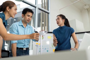 Üç profesyonel, sürdürülebilir enerji çözümleri hakkında takım çalışmasının ve yeniliğin vurgulandığı bir tartışmaya girişti.