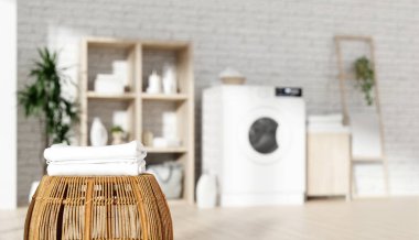 Temiz bir çamaşırhane, çamaşır makinesi, keten deposu ve modern bir ev ortamında rahat bir ortam..