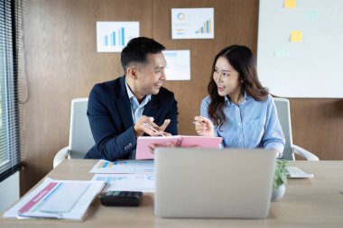 İki profesyonelin fikir ve stratejiler ürettiği, işbirliği ve yenilikleri teşvik ettiği dinamik bir ekip toplantısı..