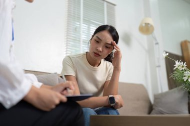 Bir psikolog, bir hastaya duygusal zorluklar hakkında düşünceli bir tartışma yaşatıyor, zihinsel sağlık bilincini destekliyor..