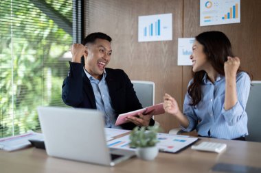 Başarılı bir projeyi kutlayan iki profesyonel tarafından paylaşılan neşeli bir an. Takım çalışması ve motivasyon..