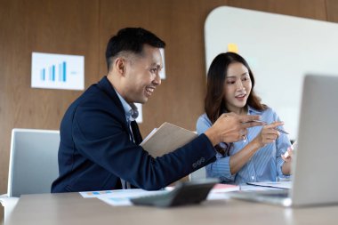 İş toplantılarında işbirliği yapan ve görüşleri paylaşan profesyoneller, takım çalışmasını ve yenilikleri teşvik ederler.