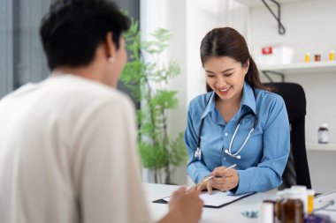 Bir sağlık uzmanı ve bir hasta, tıbbi danışma sırasında olumlu bir anı paylaşarak, destekleyici bir ortam oluştururlar..