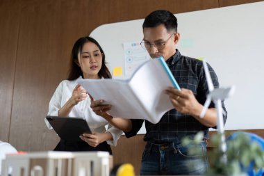 Çevre dostu bina tasarımları için proje planlarını analiz eden mühendisler, takım çalışmalarını ve sürdürülebilir mühendislik uygulamalarını vurguladılar.