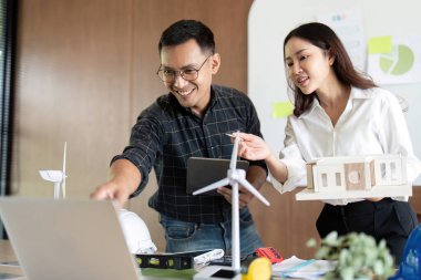 Profesyoneller sürdürülebilir tasarımlar, sergilenen modeller ve yenilikçi fikirler hakkında bir tartışmaya girişirler..