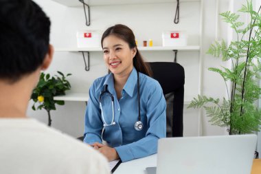 Dost canlısı bir sağlık uzmanı, klinik bir ortamda açık iletişim yoluyla bir hastayla temas kurar, sağlık ve sağlığı teşvik eder..