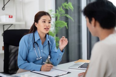 Bir sağlık hizmeti sağlayıcısı bir hastayla tıbbi konuları tartışıyor, sağlık bilgisini sağlama alıyor ve destekliyor.