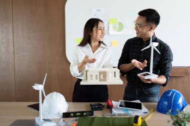 Mühendisler sürdürülebilir bir yapı modeli sunarak, ortak bir ortamda tasarım özellikleri ve çevre dostu yenilikleri tartıştılar..