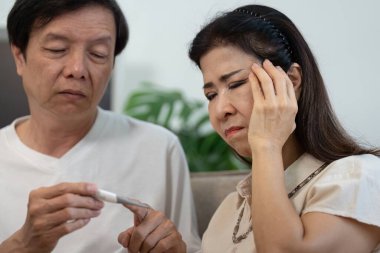 Yaşlı bir çift, sıcaklıklarını ölçerek, ilişkilerinde sağlıklarını ve karşılıklı bakımlarını göstererek sağlıklarını kontrol eder..
