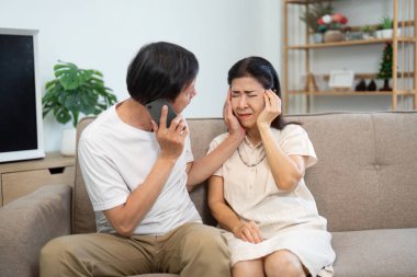 Yaşlı bir adam kendini iyi hissetmeyen ortağını rahatlatır ve sağlıktaki duygusal desteğin önemini gösterir..