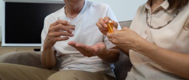 Yaşlı bir çift, tedavi ve sağlıktan bahsederek, şefkatli ilişkilerini ve desteklerini gösterdikleri bir anı paylaşıyor..