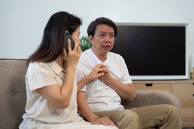 Yaşlı bir kadın telefonda konuşurken, partneri sağlığıyla ilgili endişelerini belirterek sağlığını ve iletişimini vurguladı..